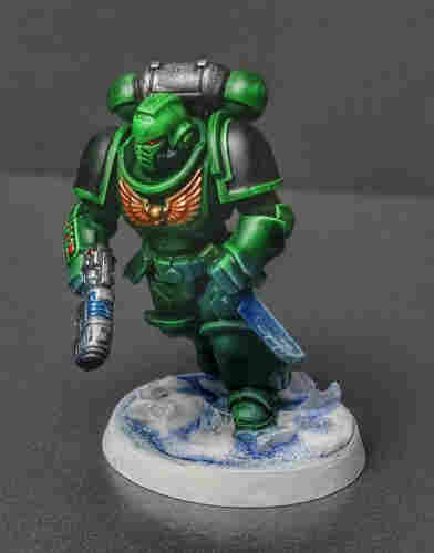Miniature of a Salamanders Astartes running with a plasma pistol and an icy knife on a snowy and icy base.