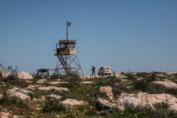 A settler in military uniform takes up a position at the watchtower established near the hamlet of Wadi Jheich after October 7, 2023. (Credit: Philippe Pernot/Reporterre)