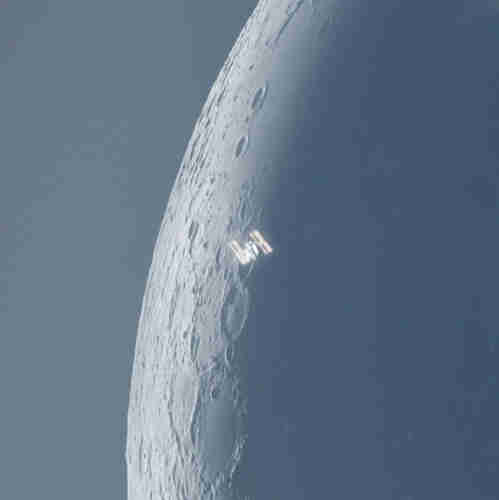 Transito lunar de la ISS, esta, completamente iluminada por el sol, en el centro justo de la imagen.