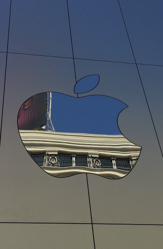 Apple logo from side of building 