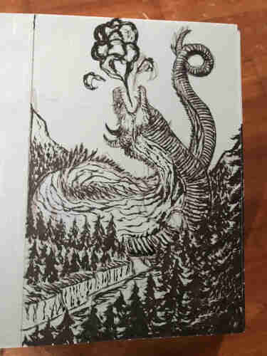 Glaurung, dragon serpentiforme, agonisant au-dessus du ravin, au milieu d’une forêt de conifères. Encre de Chine sur lino bleu-gris.