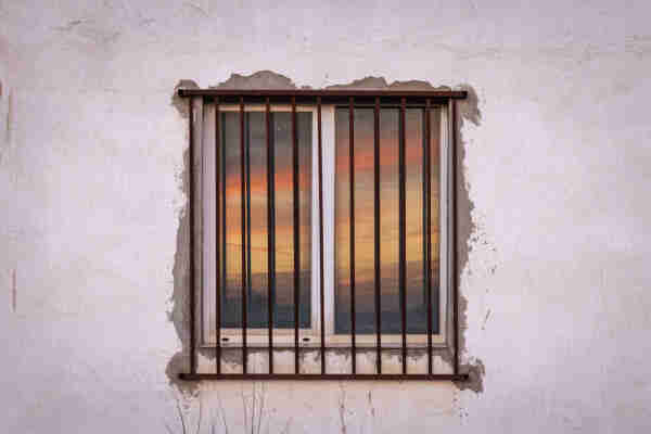 Se puede ver un cielo al atardecer reflejado en una ventana.

You can see a sunset sky reflected in a window.