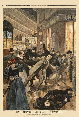 Henry’s capture, outside the Café Terminus. By Osvaldo Tofani - Bibliothèque nationale de France, Public Domain, https://commons.wikimedia.org/w/index.php?curid=4056321