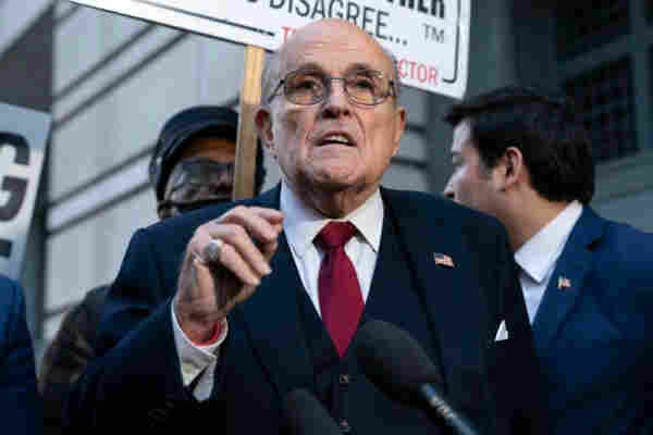 Former Mayor of New York Rudy Giuliani speaks during a news conference outside the federal courthouse in Washington, December 15, 2023. JOSE LUIS MAGANA / AP