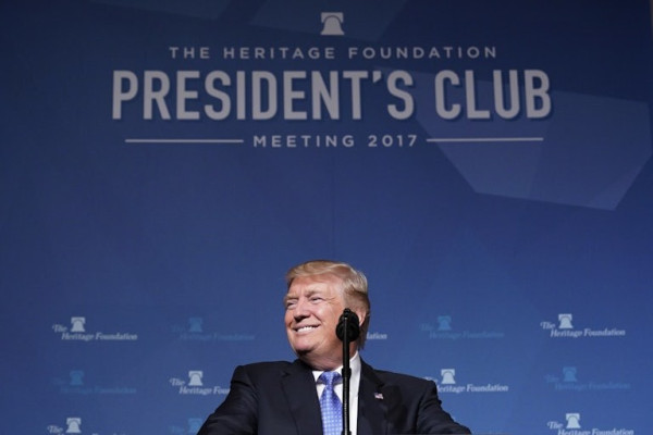 Trump standing in front of a sign that says THE HERITAGE FOUNDATION

PRESIDENT'S CLUB

MEETING 2017