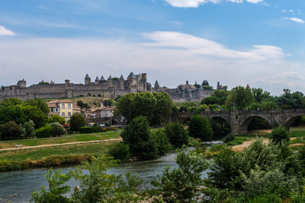 Photo taken from the banks of the river Aude, with a distant view of the silhouette of the citadel of Carcassonne.
