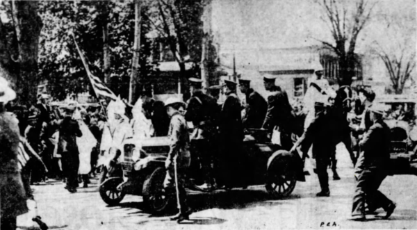 Ku Klux Klan members being confronted by police in Queens on Memorial Day 1927. By Brooklyn Daily Eagle - https://www.newspapers.com/image/57551927, Public Domain, https://commons.wikimedia.org/w/index.php?curid=92587412