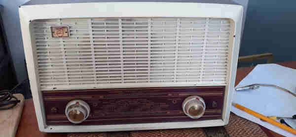 Philips 151U radio, from 1957. It still works, with all its original parts.