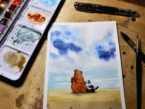 Aquarellzeichnung des Bären und des Waschbären am Strand, mit jeweils einer Tasse Kaffee in den Tatzen. Beide lächeln zufrieden.