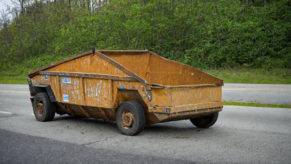 Image of cybertruck that is way to similar to garbage container on the wheels