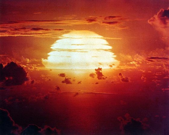 Redwing Apache nuclear test. The 1.85 Mt device was detonated from a barge on Enewetak Atoll on 8 July 1956. By Federal Government of the United States - This image is available from the National Nuclear Security Administration Nevada Site Office Photo Library under number XX-35.This tag does not indicate the copyright status of the attached work. A normal copyright tag is still required., Public Domain, https://commons.wikimedia.org/w/index.php?curid=316298