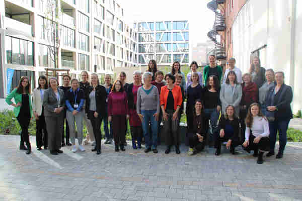 Gruppenbild von mehr als 30 Mitgliedern der Fachgruppe Frauen und Informatik bei der vergangenen Jahrestagung
