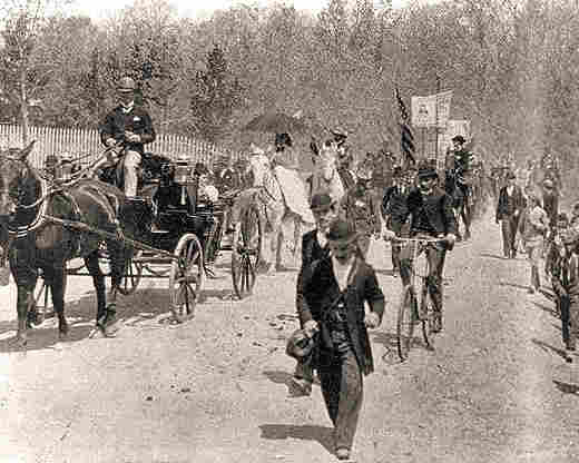 Coxey's Army marchers leaving their camp. Photograph shows people on foot, on horseback and bicycle, some carrying U.S. flags. By Frank Leslie&#039;s magazine - Library of Congress, Public Domain, https://commons.wikimedia.org/w/index.php?curid=723904