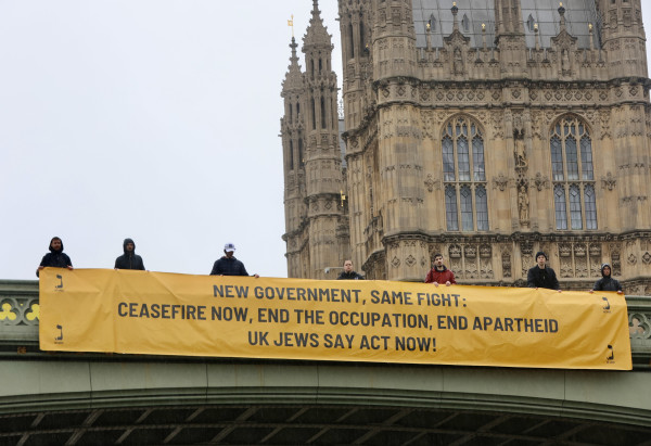 Banner on Westminster Bridge 'New government, same fight: ceasefire now, end the occupation, end apartheid.  Uk jews say act now!'