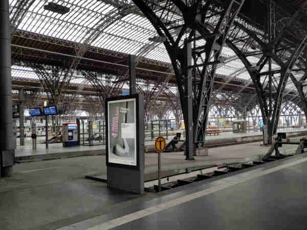 Foto. Bahnhof mit Stahlfachwerkdach.
