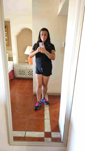 foto de yo reflejada en espejo de cuerpo completo

estoy usando mis lentes con borde moradito, playera negra, short negro y tenis