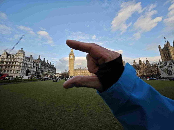 forced perspective of big Ben between fingers