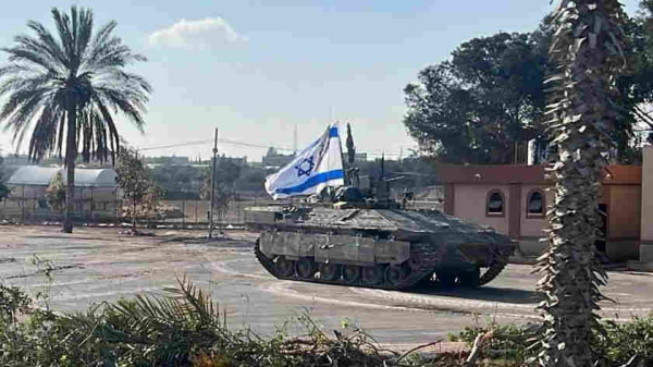 Israeli tank carrying flag by the Rafah crossing