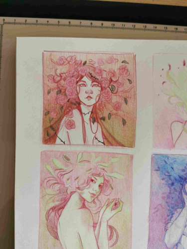 Des croquis aux crayons de couleurs sur une page de carnet montrant des portraits féminins de femmes fleurs : une rose, une dionae et un morceau d'une glycine sur le côté 