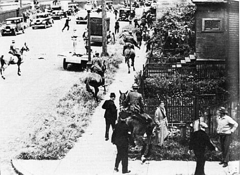 Mounted police chasing protestors through Vancouver's East End during the Battle of Ballantyne Pier. Public Domain, https://commons.wikimedia.org/w/index.php?curid=1893986
