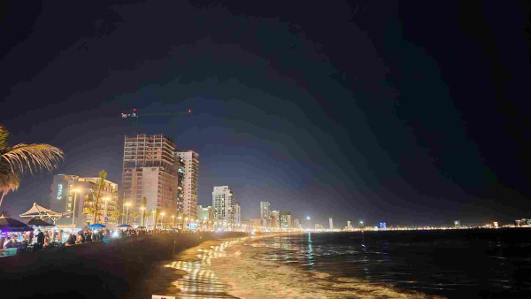 malecón de Mazatlán, Sinaloa, México

foto de noche, se puede ver el mar iluminado por la iluminación de la Avenida del Mar