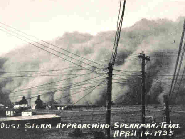 The "Black Sunday" dust storm approaches Spearman in northern Texas, April 14, 1935. Looks like a 100-foot tsunami of dust rolling through town. By Monthly Weather Review, Volume 63, April 1935, p. 148. - https://photolib.noaa.gov/Collections/National-Weather-Service/Meteorological-Monsters/Dust/emodule/647/eitem/3025(original upload: http://gimp-savvy.com/cgi-bin/img.cgi?noabU7tT7yk5VKc5780, a no longer working link)., Public Domain, https://commons.wikimedia.org/w/index.php?curid=8017282
