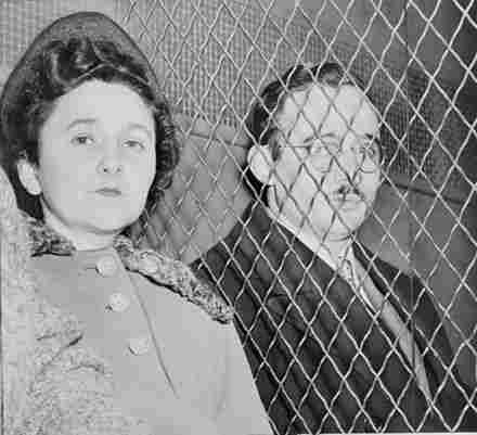 Julius and Ethel Rosenberg, separated by heavy wire screen, as they leave U.S. Court House after being found guilty by jury. Ethyl is wearing a bonnet. Julius has glasses, and a thin mustache. By Roger Higgins, photographer from &quot;New York World-Telegram and the Sun&quot; - Library of Congress Prints and Photographs Division. New York World-Telegram and the Sun Newspaper Photograph Collection. http://hdl.loc.gov/loc.pnp/cph.3c17772, Public Domain, https://commons.wikimedia.org/w/index.php?curid=1309692