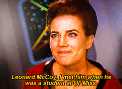 Jadzia Dax in "Trials and Tribulations" kommentiert, dass sie Leonard "Bones" McCoy als schüler hatte. Lacht verschmitzt.