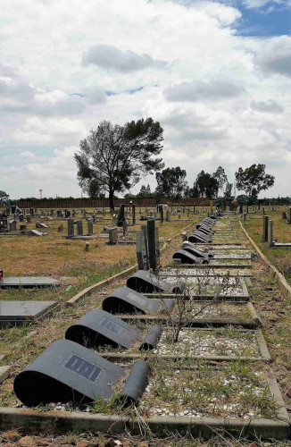 The row of graves of the 69 people killed by police at the Sharpeville Police Station on 21 March 1960. By Andrew Hall - Own work, CC BY-SA 4.0, https://commons.wikimedia.org/w/index.php?curid=56177562