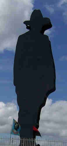 Sandino's 59-foot silhouette at Tiscapa Lagoon in Managua is instantly recognizable by his emblematic broad-brimmed hat. Below it is the characteristic red and black flag of the Sandinistas. By Original uploader was Ejflores at es.wikipedia - Originally from es.wikipedia; description page is/was here., Public Domain, https://commons.wikimedia.org/w/index.php?curid=1692109