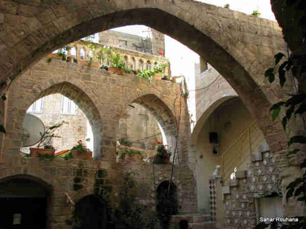 cour intérieure, Nazareth, Galilée, Israël-Palestine, par Sahar Rouhana