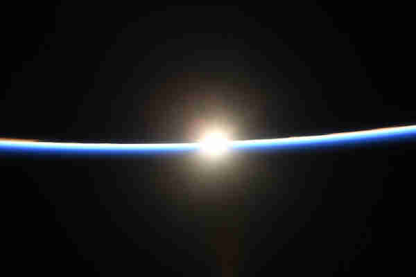 Amanecer, uno de los 16, del nuevo año desde la Estación Espacial Internacional.

Fotografía de Jasmin Moghbeli @AstroJaws