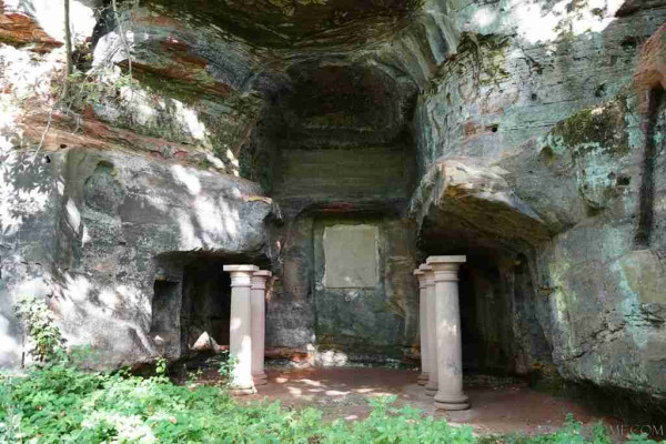 🪔 In the 19th century, the cave was thought to have served as an oracle for the Druids. It wasn't until the 19th century that the hypothesis that the "Heidenkapelle" (Pagan Chapel) was a place dedicated to Mithras came to light.  🪔 After excavations in the 1960s, the grotto was reconstructed with five Tuscan-style sandstone columns to recall its appearance in the Late Roman Empire.  🪔 The solar god Mithra is a deity of ancient Persia. The cult was brought to Rome by legionaries: the cult of Mithra is a mystery religion reserved for men. In ancient Persia, beliefs were based on the conflict between good and evil, the light represented by Ahura Mazda and the shadow represented by Ahriman. Mithra first fought the Sun, then allied himself with it. On this occasion, he sacrificed a bull whose blood fertilized the earth. He became a mediator with the gods. 