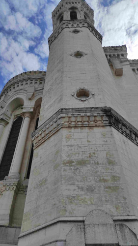 Vue sur une des tour de la Basilique de Fourvière.