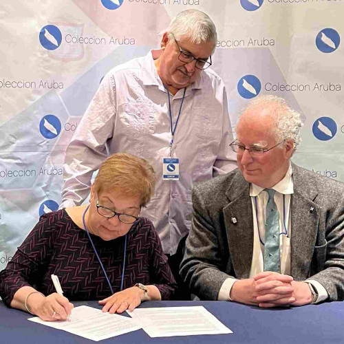 From left: Aruba’s National Librarian, Astrid Britten (Director, Biblioteca Nacional Aruba), signs the statement protecting memory organizations online as Raymond Hernandez (Director, Archivo Nacional Aruba) and Brewster Kahle (Founder, Internet Archive) look on.
