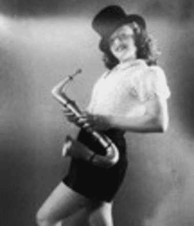 Esther Jeannette Zwaap-Philipse, with top hat and saxophone