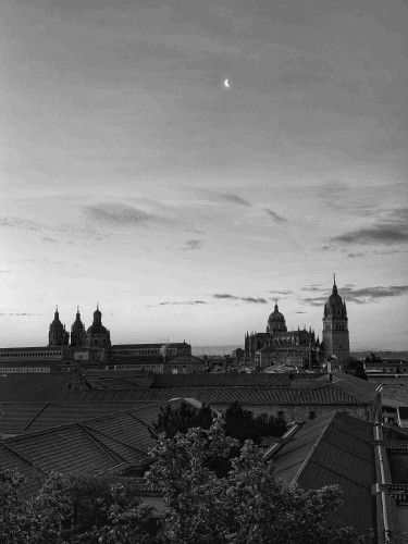 Catedral, Clerecía y la luna. En blanco y negro.