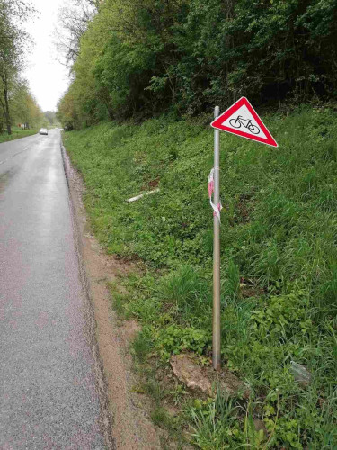 Foto von einem umgefahrenen "Vorsicht, Radfahrer" Warnschild bei Pforzheim.