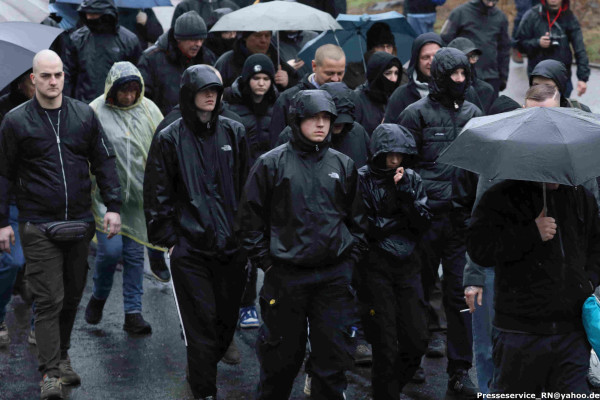 Nazis im Regen am 11. Februar 2024 in Dresden. Credits: Presseservice Rathenow