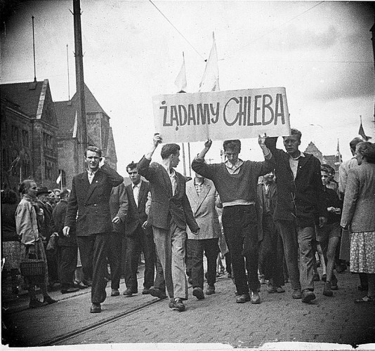 Protesters marching with a sign that reads "We demand bread!" By Unknown author - First version: Transferred from en.wikipedia to Commons. IPN ([1])Latest version: POZNAŃSKI CZERWIEC '56, Public Domain, https://commons.wikimedia.org/w/index.php?curid=2013375