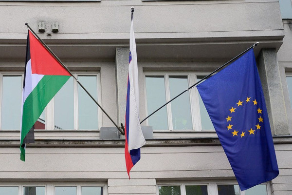 palestinian flag risen by Slovenia along with the EU flag