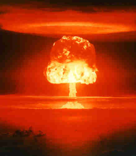 Iconic image of the Castle Romeo of the yellow-orange mushroom cloud against a red sky. By United States Department of Energy - This image is available from the National Nuclear Security Administration Nevada Site Office Photo Library under number XX-33.This tag does not indicate the copyright status of the attached work. A normal copyright tag is still required., Public Domain, https://commons.wikimedia.org/w/index.php?curid=443729