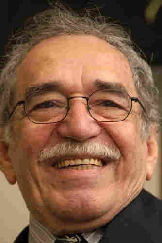 Garcia Marquez in 2002, with graying hair and moustache, and wire rimmed glasses. By Jose Lara - Flickr: Gabriel Garcia Marquez (on malvenko.net: [1]), CC BY-SA 2.0, https://commons.wikimedia.org/w/index.php?curid=19150435
