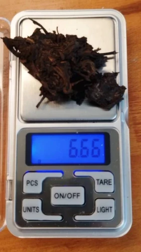 Some chunks of Shu in a scale, weighing 6.66g