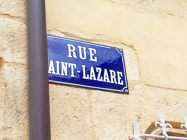"Rue
Aint-Lazare"

A pipe cuts off the sign on the left side.