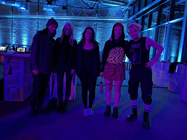 wakest, greta, ana, anri and me in a dark blue hall posing for a group pic