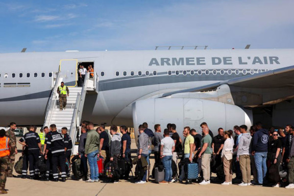 Civil guards, police officers and sailors firefighters line up as they board a plane of the French Air Force at Istres military airbase after France declared a state of emergency to regain control of events in New Caledonia, near Marseille, France, May 16, 2024. REUTERS/Manon Cruz
© Thomson Reuters