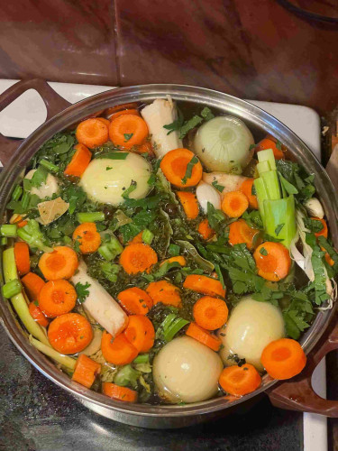 Zdjęcie garnka z warzywami… głównie włoszczyzna. 