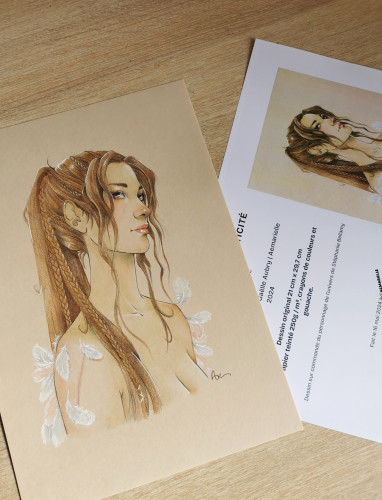 Un portrait d'une femme tête et épaules dessiné aux crayons de couleurs sur papier teinté, avec à côté, le certificat d'authenticité du dessin. 