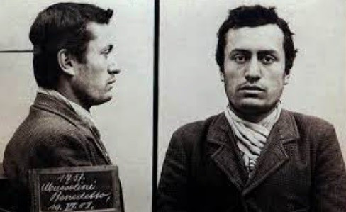 Mussolini's booking file following his arrest by the police on 19 June 1903, Bern, Switzerland, with mugshots and fingerprints. By Unknown author - https://2.bp.blogspot.com/-0eS1S3ZisAk/V7KrNXrM-SI/AAAAAAAAKzc/EdgYWCcYiv4uGsdiO5-1TqvqAaO17R22QCLcB/s1600/Benitto_Mussolini_mugshot_2_1903.jpg, Public Domain, https://commons.wikimedia.org/w/index.php?curid=57007163
